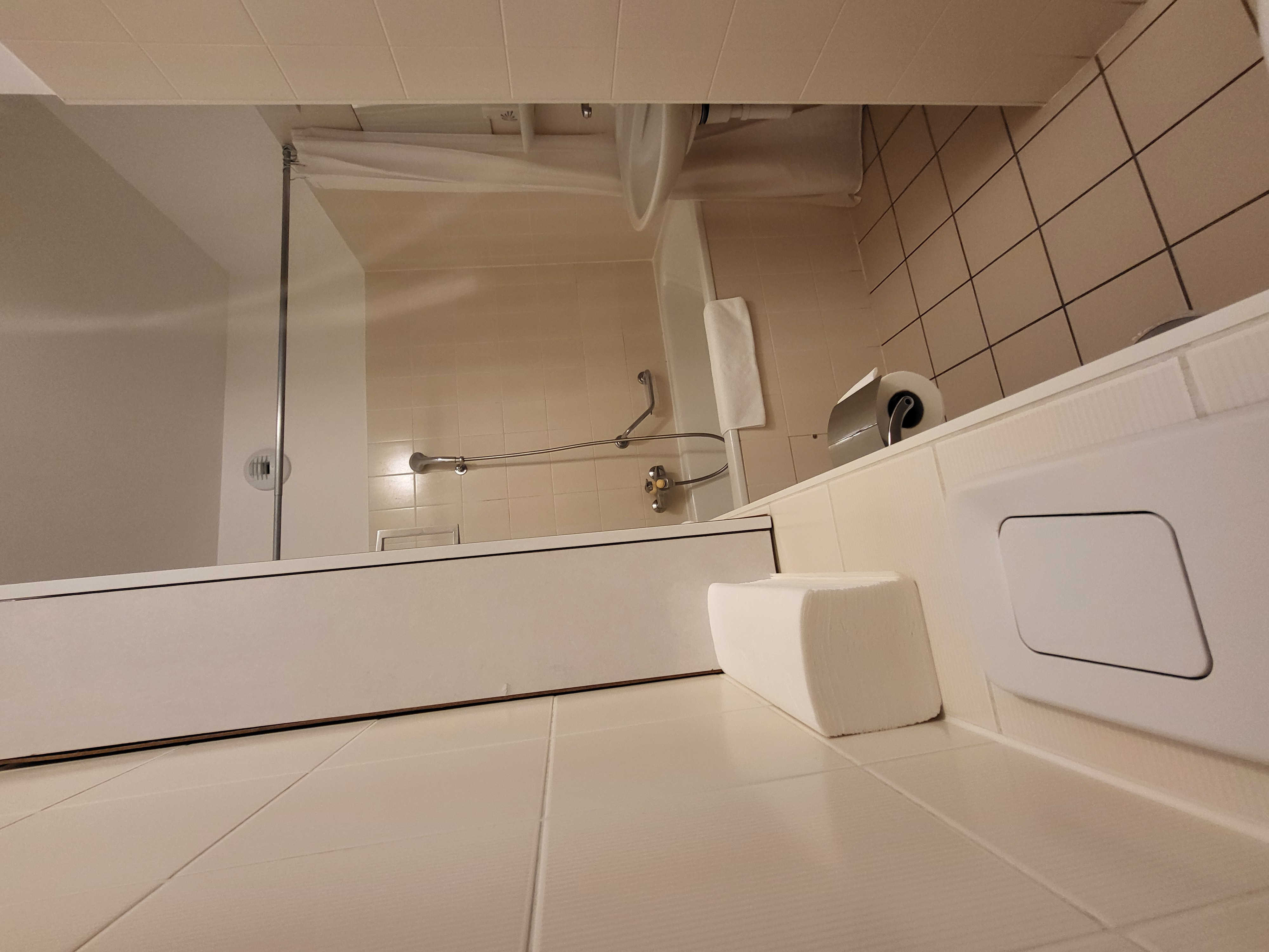 Image of the apartment's bathroom, with bathtub, toilet and washbasin
